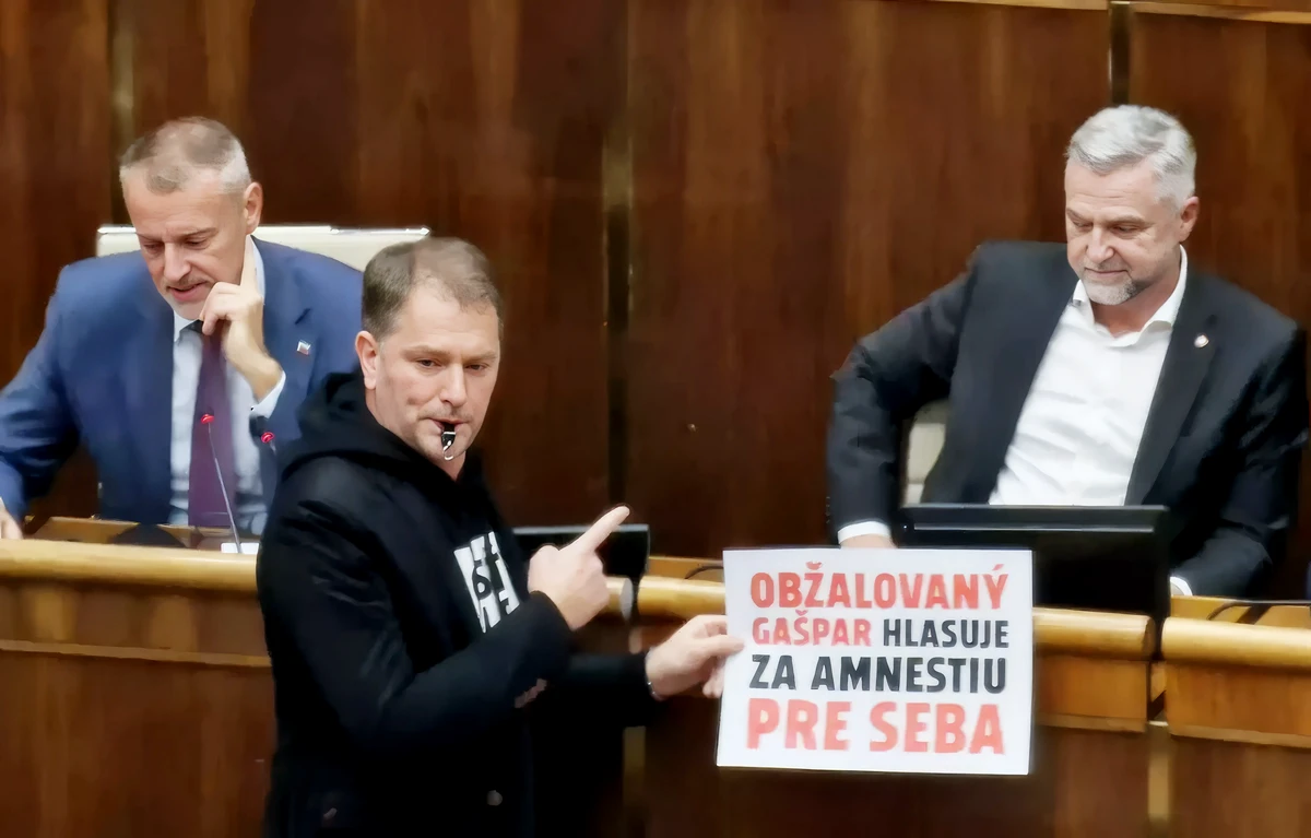 Balkáni állapotok a pozsonyi parlamentben – büntethetővé vált a Beneš-dekrétumok kritikája 5 - A vádlott Gašpar saját maga számára szavaz meg amnesztiát - olvasható a Tibor Gašparnak szóló üzenet, a volt országos rendőrfőkapitány Fico pártfogoltjának számít