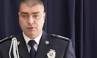 A szerb belügyminisztérium mindig ezt a cafrangos, zsinóros képet teszi róla közzé. Mi felnagyítottuk, hogy lássuk, milyen színű szeme van, ami egy rendőr esetében keveset mond, nem lehet belőle kiolvasni a nemi erőszakkal fenyegetődzés vádját. De hátha, a közhely szerint a szem a lélek tükre