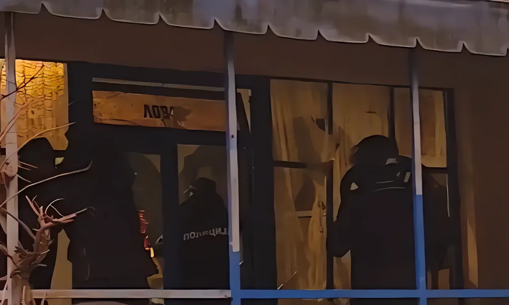 A feketébe öltözött csuklyás (kapucnis) "haladó szavazóbiztosok" a választások ürügyén Mionicában szétverték a Vadász (Lovac) nevű csapszéket. Valaki az X-szen azt kérdezte, hogy tényleg Szerbia a bolygó legerősebb országa, és Mionica az európai demokrácia fővárosa? A videó a cikkbe. A szerb elnök ugyanakkor új kampányidőszakot emleget