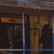 A feketébe öltözött csuklyás (kapucnis) "haladó szavazóbiztosok" a választások ürügyén Mionicában szétverték a Vadász (Lovac) nevű csapszéket. Valaki az X-szen azt kérdezte, hogy tényleg Szerbia a bolygó legerősebb országa, és Mionica az európai demokrácia fővárosa? A videó a cikkbe. A szerb elnök ugyanakkor új kampányidőszakot emleget