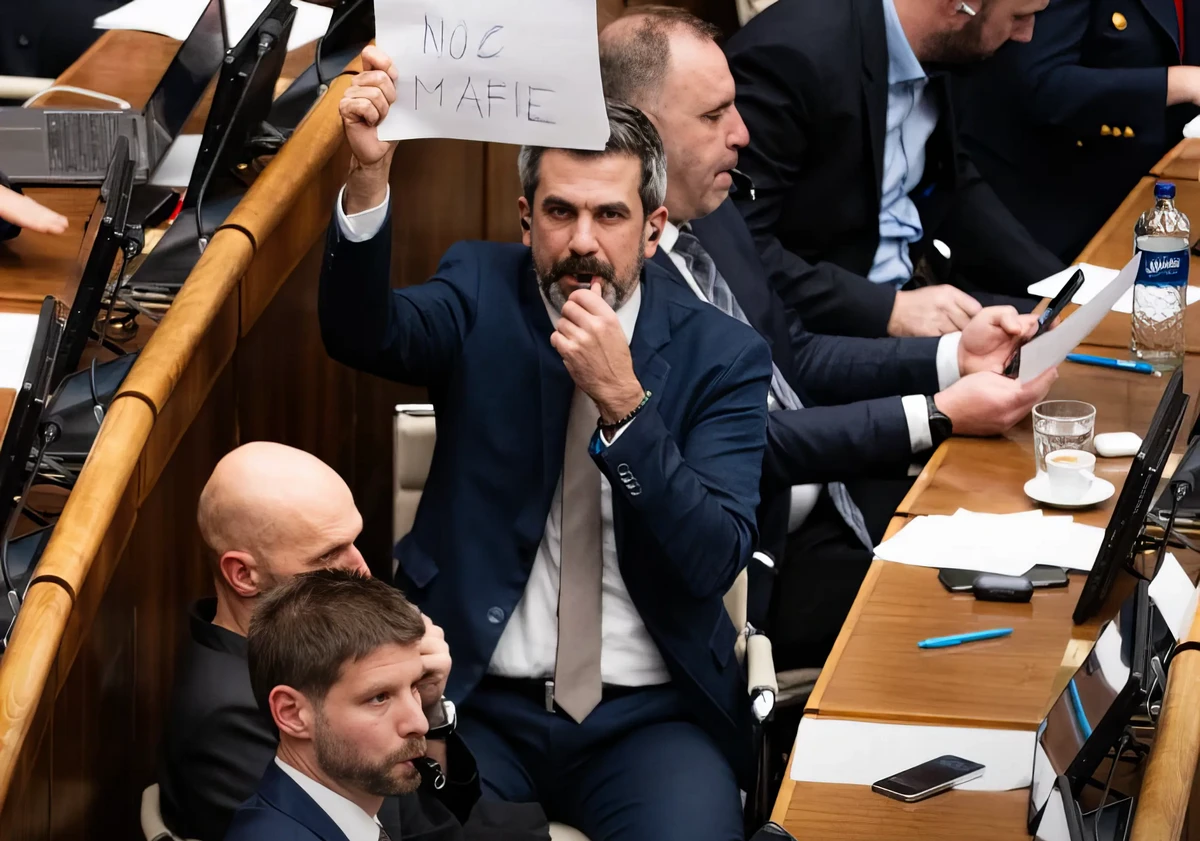 Balkáni állapotok a pozsonyi parlamentben – büntethetővé vált a Beneš-dekrétumok kritikája 7 A maffia éjszakája. Élőben látunk egy botrányt a parlamentben. A koalíció jobban aláássa a jogállamiságot, mint Mečiar alatt. Megszegik az elnök vétóját, gyengítik a bűnbánókat, olyan matricákat használnak, amelyek kriminalizálják az ellenzéket. Meg kell nyernünk ezt a harcot - ha nem ma, akkor a választásokon. Minél előbb, annál jobb - írta az X-platformon Michal Šimečka, a Progresszív Szlovákia elnöke.