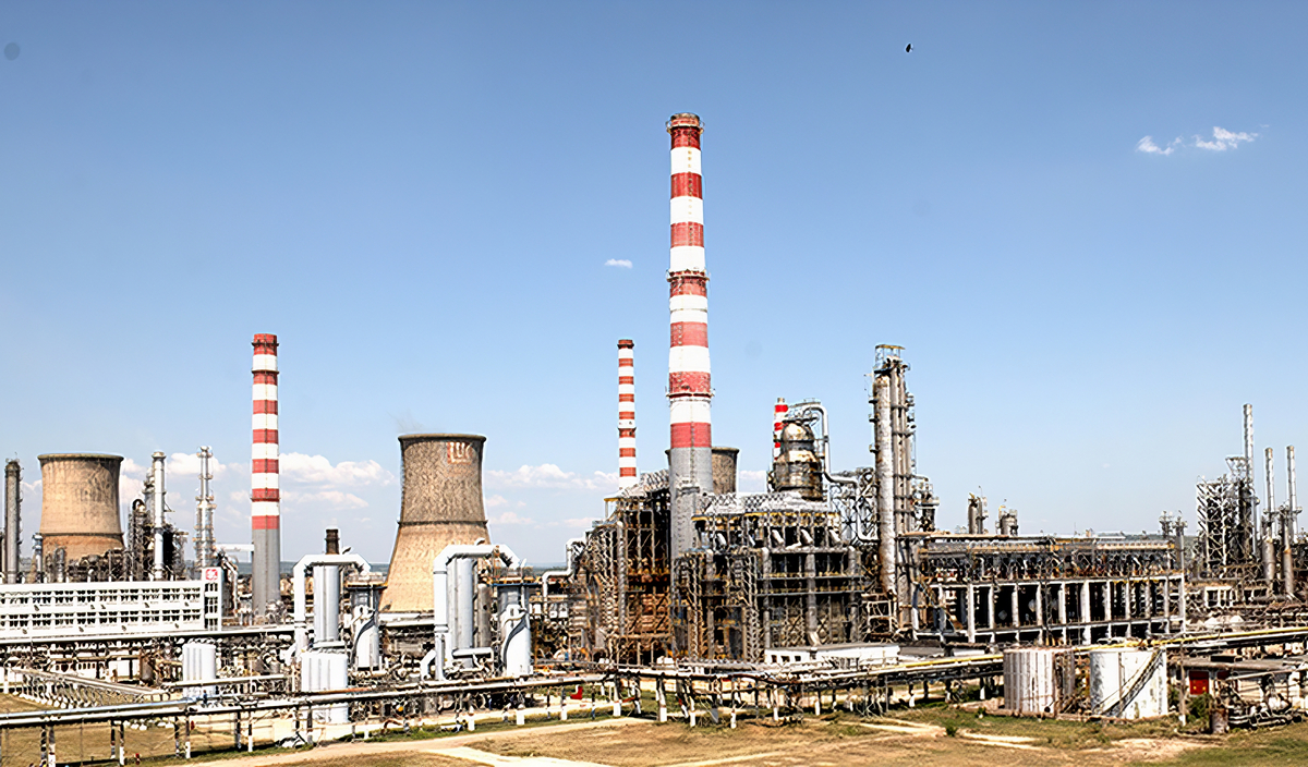 Petrotel Ploiești több mint 100 éves kőolaj-feldolgozási hagyományokkal rendelkező vállalat, amely1998-ban a Lukoil Company tulajdonába került, és mára a csoport legmodernebb finomítójává vált - saját "bevallása szerint"