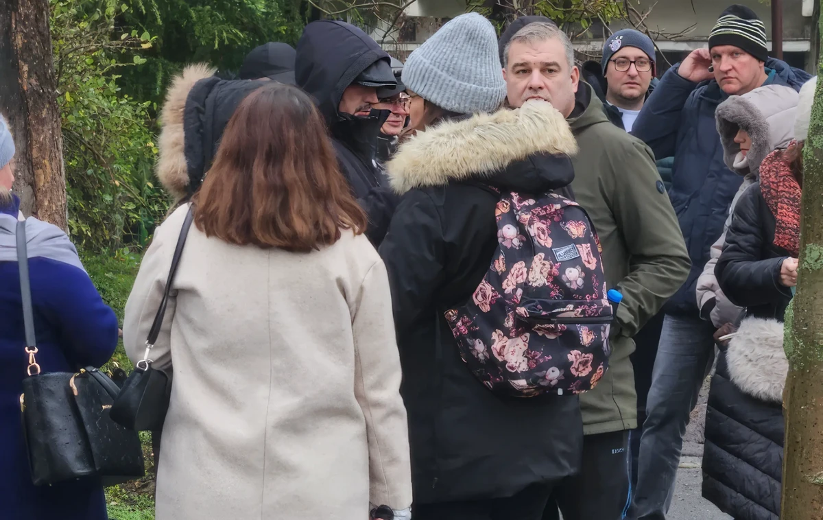 Számos kifizetőhely, call center és pártbázis leleplezésére került sor a három községben, ahol a helyhatósági választások voltak, de javában tartott a szavazók utaztatása is, amit valami oknál fogva "bolgár vonatnak" neveznek Szerbiában