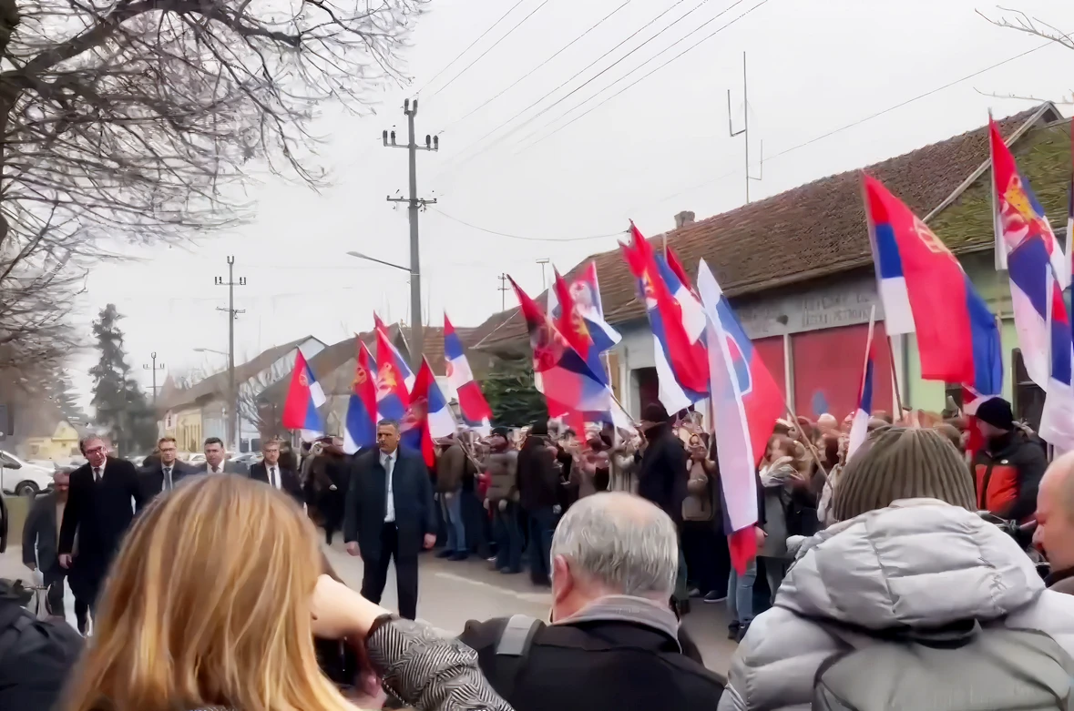Szervezett csápolók várták Petrőcön a szlovák és a szerb elnököt
