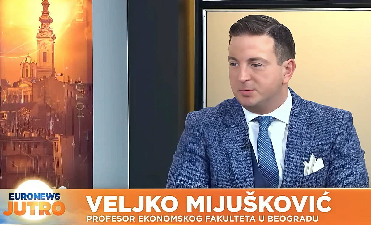 Veljko Mijušković, a Belgrádi Közgazdasági Kar professzora általában a rezsimhű médiában és podcastekben jelenik meg. Szerbián az Euronews is ilyennek számít
