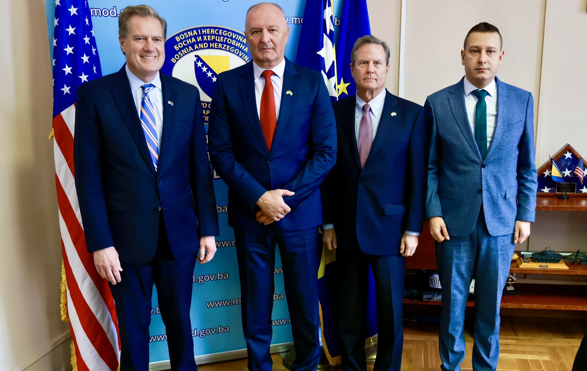 Zukan Helez megbolygatta a darázsfészket, avagy egy bosnyák usztasázik 3 Két héttel korábban Zukan Helez és helyettese Washingtonban járt, ahol Mike Turner és Donald Norcross republikánus képviselővel megvitatták a biztonságos és stabil Bosznia-Hercegovina megteremtéséhez fűződő közös érdeküket. Ezt az Egyesült Államok szarajevói nagykövetsége közölte november 25-én az X platformon