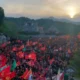 Botun hamar megadta magát, a tévékamerák előtt, ellenállás nélkül. Pedig a botuni lakosok korábban megesküdtek arra, hogy akár életük árán sem engedik, hogy Podgorica felállítsa a hírhedt szennyvíztelepet Zeta község kellős közepén. Ez a politika. (Forrás: Aktuelno)