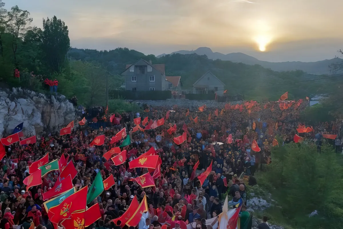 Botun hamar megadta magát, a tévékamerák előtt, ellenállás nélkül. Pedig a botuni lakosok korábban megesküdtek arra, hogy akár életük árán sem engedik, hogy Podgorica felállítsa a hírhedt szennyvíztelepet Zeta község kellős közepén. Ez a politika. (Forrás: Aktuelno)