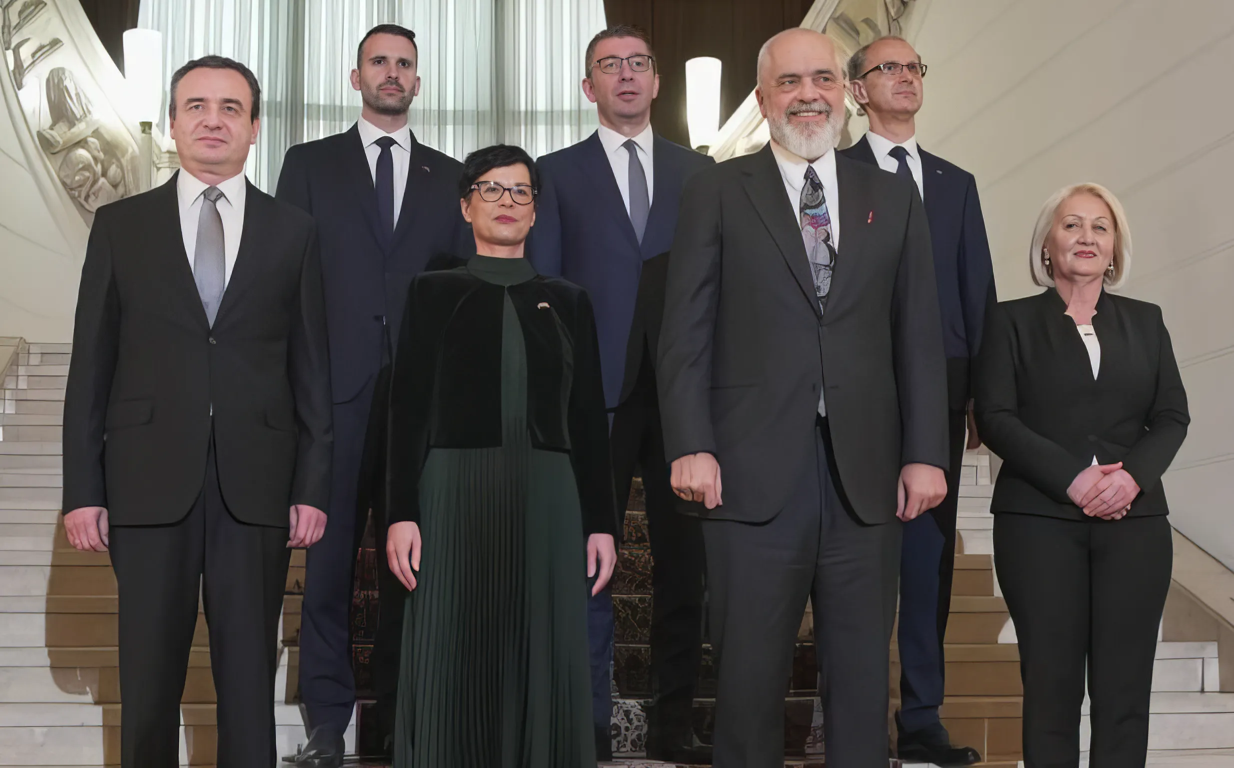 A tavalyi tiranai EU-Nyugat-Balkán találkozó, a szerb elnök itt már megkezdte leamputálni magát az Európai Unióról, Tiranába már csak a BALK-on a "bábok bábjaként" emlegetett Đuro Macut névleges miniszterelnököt küldte el 