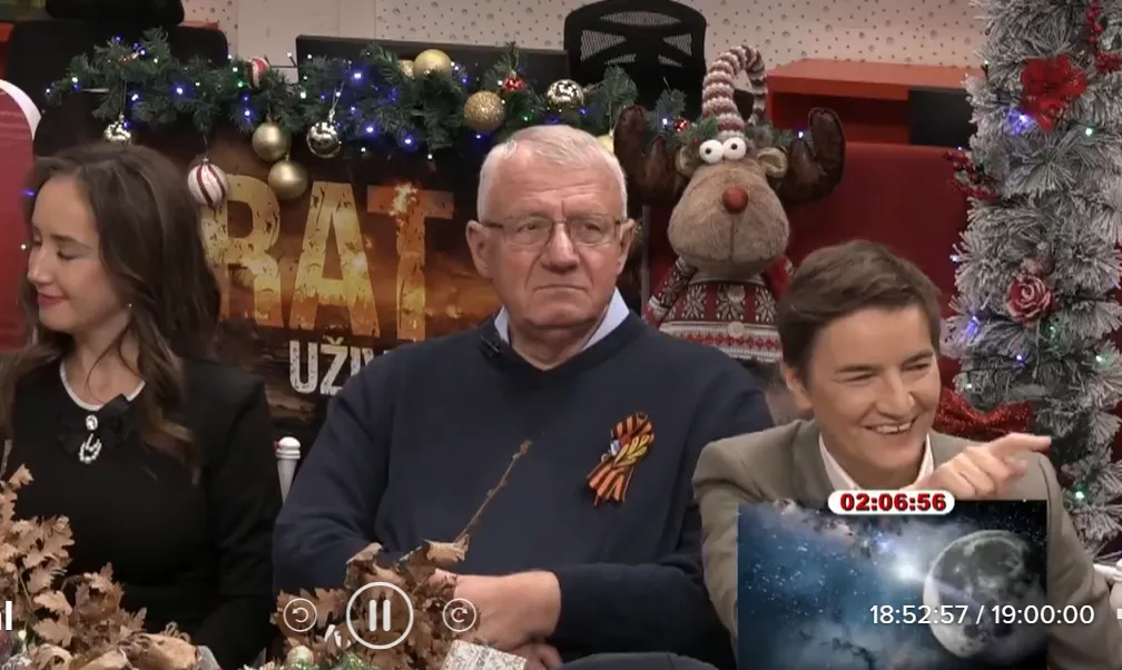 Ana Brnabić házelnök a Szent György-szalaggal kidekorált Vojislav Šešelj csetnikvajda társaságában, ilyen társaságban könnyű volt radikalizálódnia a házelnöknek