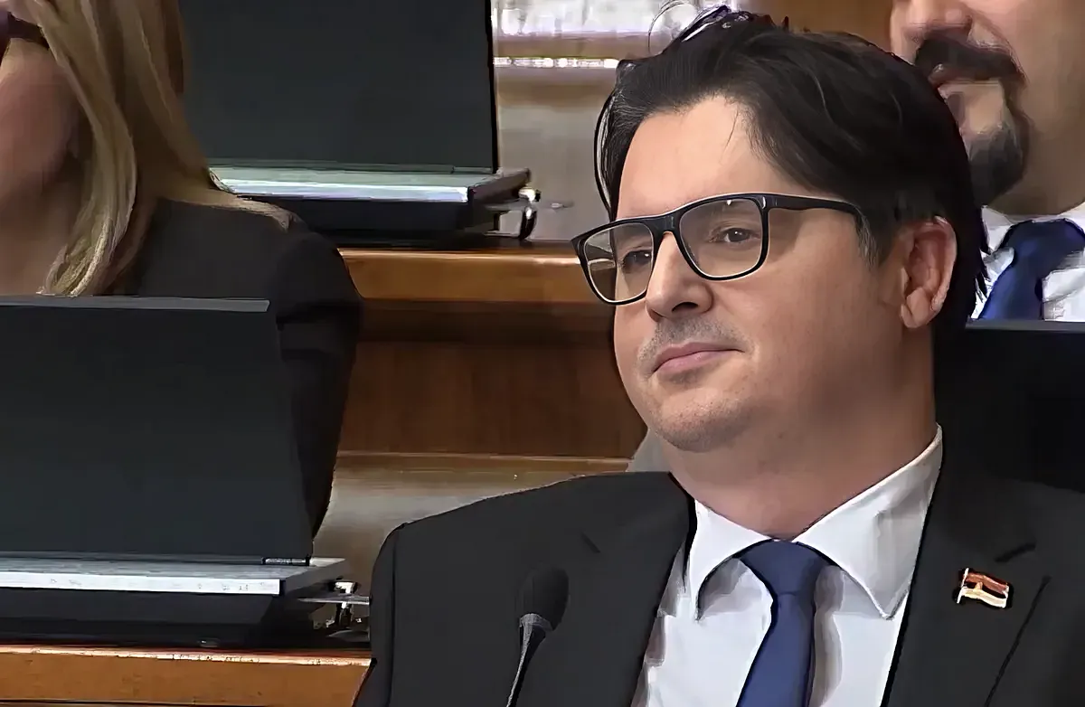 Szerbia ezzel fel is számolta a független igazságszolgáltatást? 2 Uglješa Mrdić, a szerb elnök egyik parlamenti katonája, akiről nem lehet tudni, hogy hol végezte az első két egyetemi évet, ezért most az ellenzék kéri a haladó politikus évfolyamtársait, hogy jelentkezzenek az ügy felderítésére