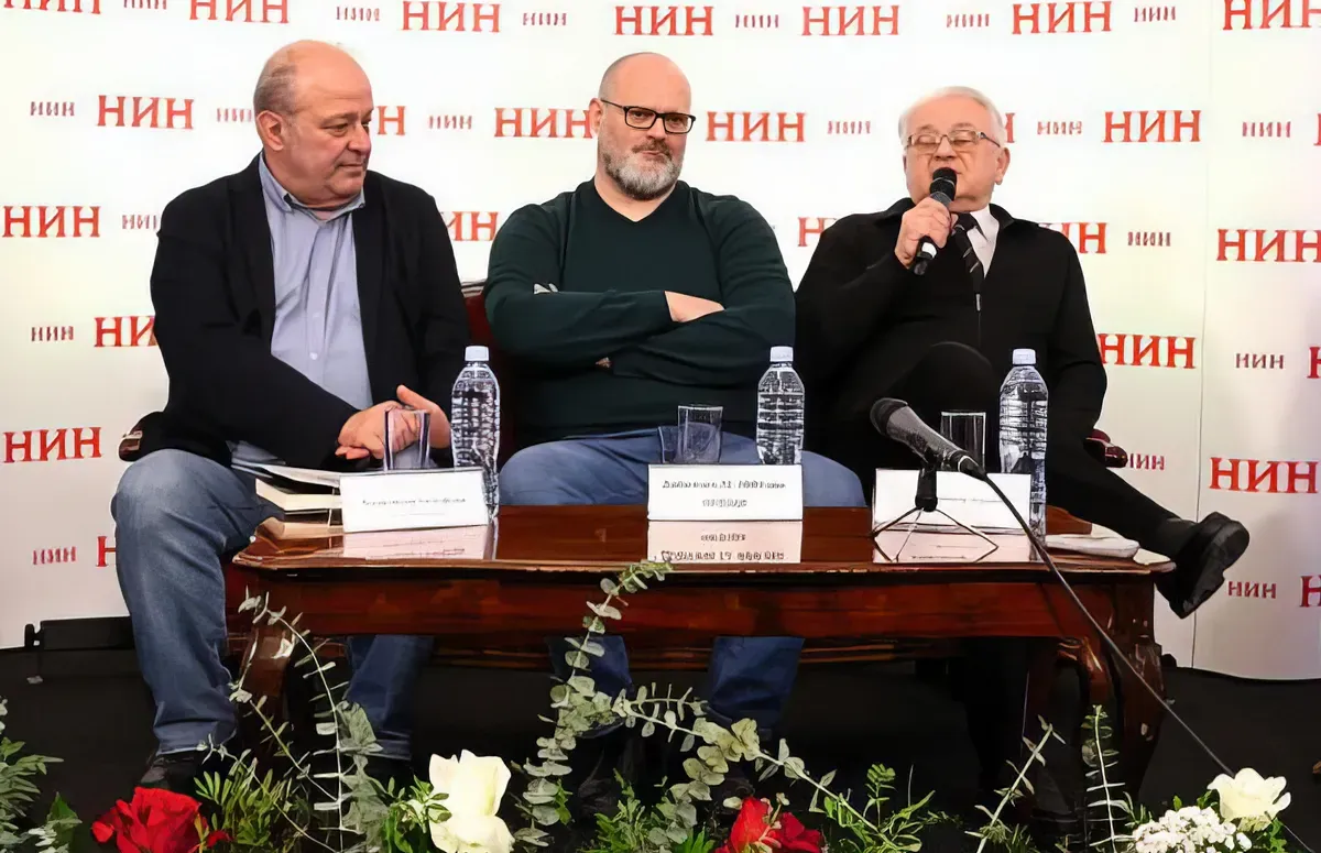 A Sárgarépa-kastély és a szfinx (A legújabb NIN-díjra: vígan!) 2 Díjátadó Belgrádban, középen a szerző, Darko Tuševljaković