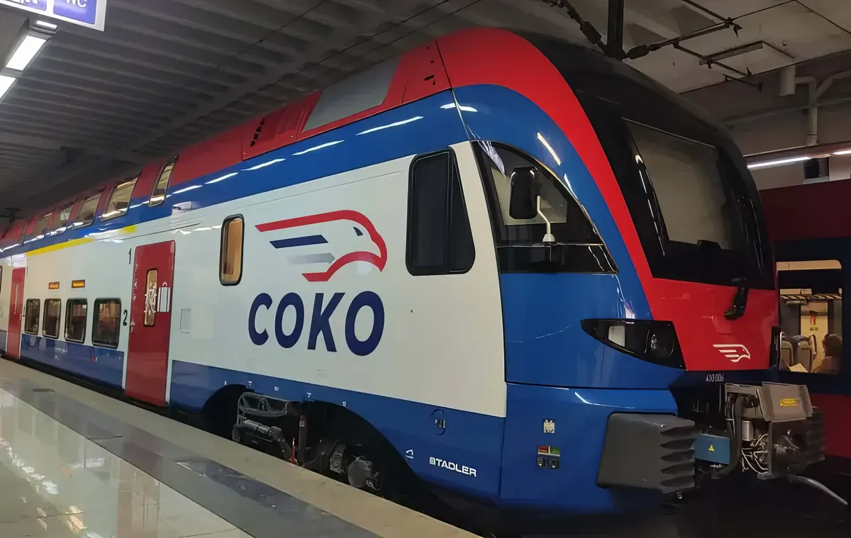 Nem stimmel a kínai vonat a Keleti peronnal 3 A Szerb Vasutak három "Stadler KISS" emeletes vonattal is rendelkeznek, amelyeket közismertebb nevén "Soko"-nak hívnak. Ezek közül kettőt naponta használnak, míg egyet tartalékban tartanak arra az esetre, ha az egyik meghibásodna - írta még 2024-ben a Danas belgrádi hírportál