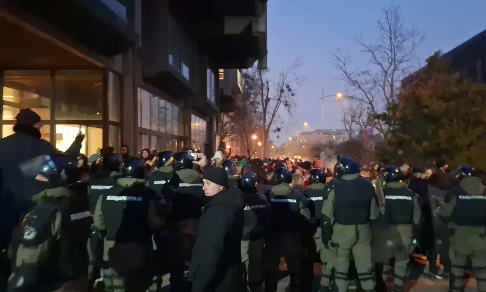 Tanulni vágyó csendőrség: a szerb rezsim egyenruhás diákokkal tölti fel a Bölcsészeti Egyetemet Újvidéken?