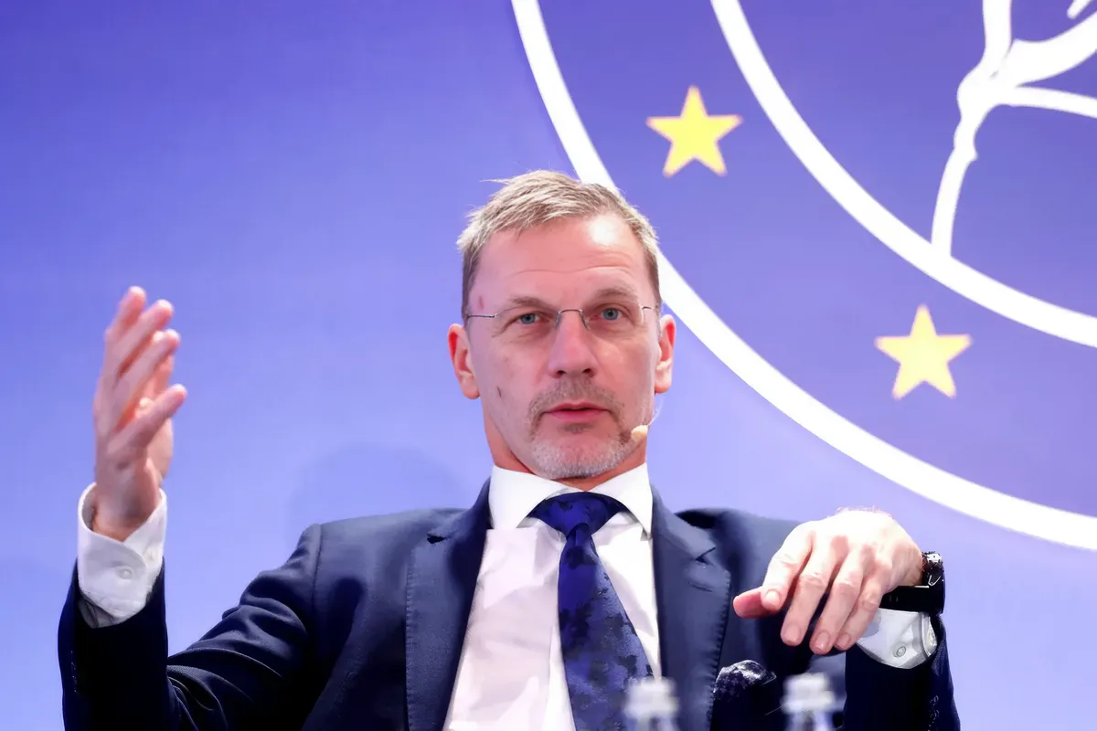 Óriási horvát győzelem, még a Politico is meghökkent 2 A horvát jegybankelnök jelölése az EKB alelnökévé technikailag megalapozott. És nyitva hagyja a német jelöltséget az igazgatótanácsban betöltött pozícióra - írja a Frankfurter Allgemeine Zeitung online kiadása