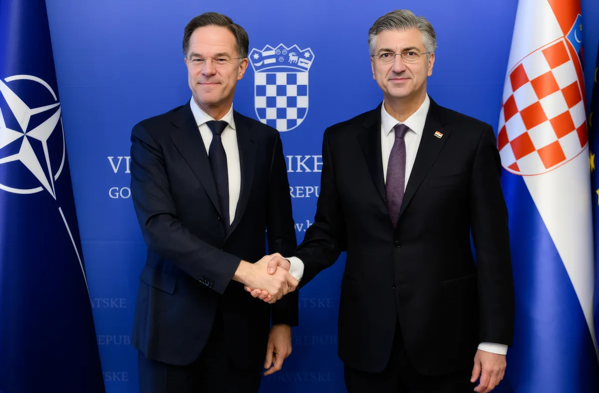 Már nem is Ukrajna, hanem Grönland a NATO fő prioritása 3 Munkalátogatáson fogadtuk Mark Rutte-t - írta a horvát miniszterelnök, aki szerint 2025-ben Horvátország GDP-jének 2,08%-át fektette be védelembe, amelynek több mint egyharmadát a horvát hadsereg modernizációjába és a nyugati katonai technológiára való átállásba fordították. Hozzátette: arra a NATO célra összpontosítanak, hogy 2035-re a GDP 5%-át védelemre és kapcsolódó tevékenységekre fordítsák