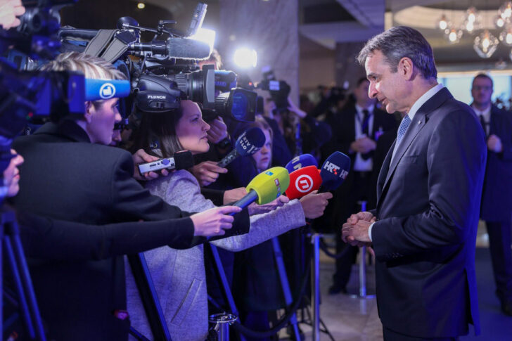 Kiriákosz Micotákisz osztja az igét