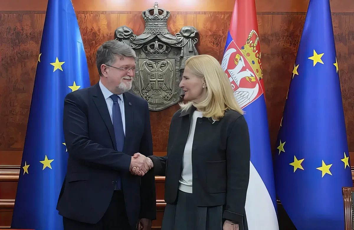 Tonino Picula, az Európai Parlament szerbiai jelentéstevője a Tanja Miščević szerb európai integrációért felelős miniszterrel folytatott tavaly februári megbeszélésén elítélte az EU és tagállamai elleni "megalapozatlan" szerb vádakat, miszerint részt vesznek a diáktüntetések szervezésében