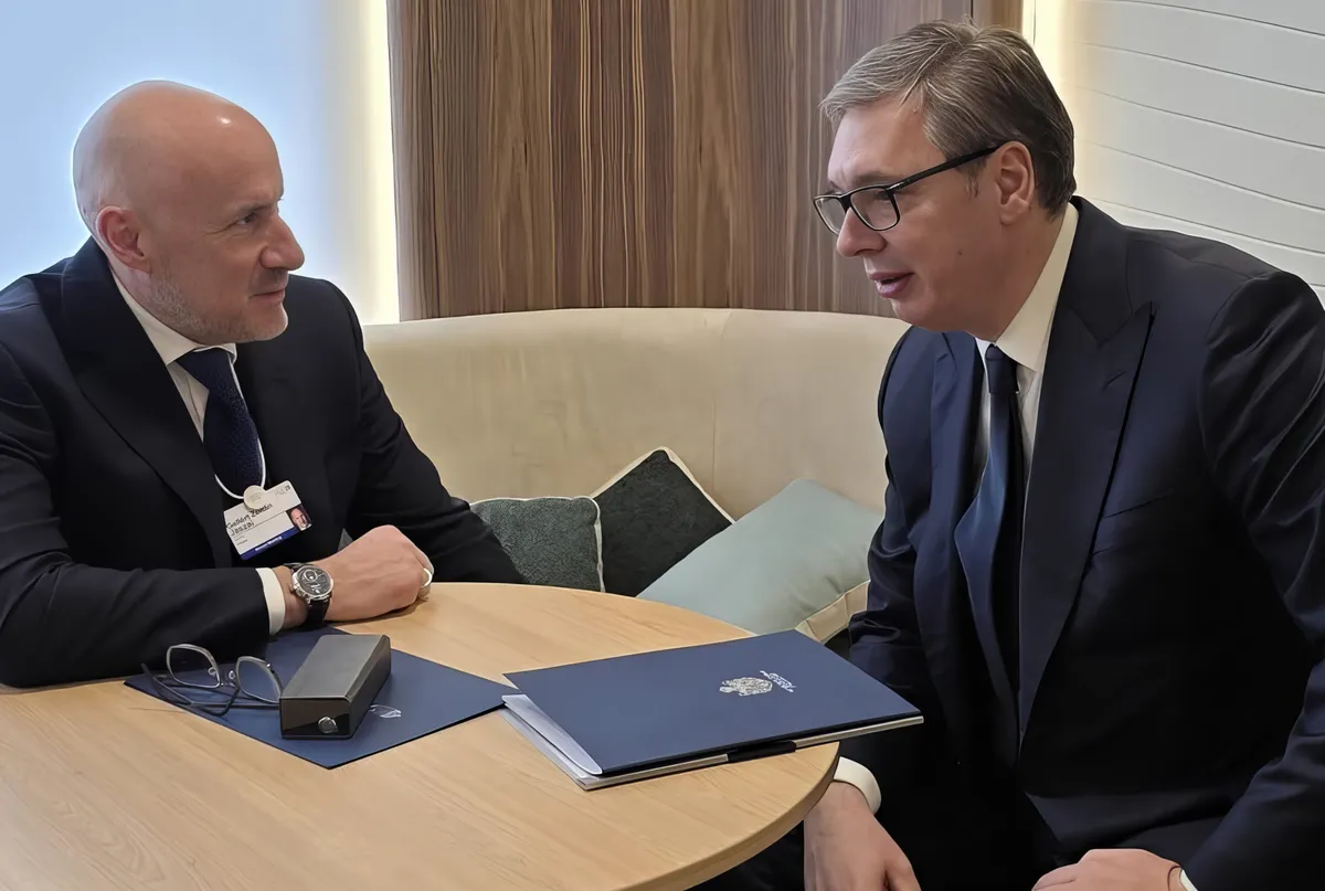 A MOL nem kérte a pancsovai finomítót, Vučić cáfolta Szijjártót 4 A szerb elnök Davosban beszélgetett Jászai Gellérttel, a 4iG Nyrt. elnök‑vezérigazgatójával, aki 2025-ben rendkívüli és meghatalmazott nagyköveti rangot kapott a magyar gazdasági érdekek nemzetközi képviseletéért