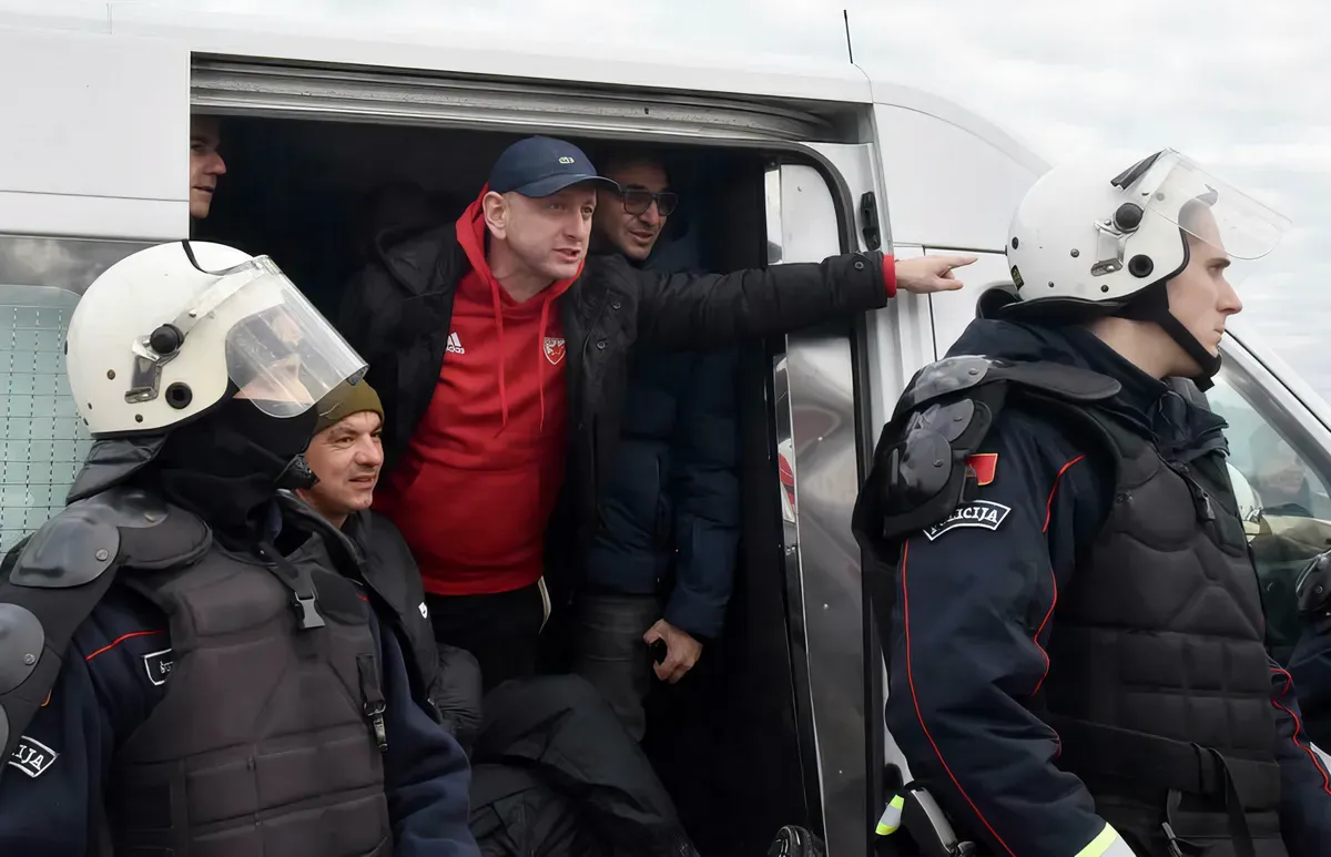 Knežević a rendőrautóból bejelentette, hogy javasolni fogja a „véres kormány” elhagyását