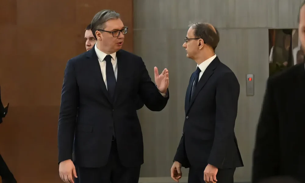 DUPLA VAGY SEMMI? A szerb államfő elmagyarázza a "bábok bábjának" számító Đuro Macut miniszterelnöknek, hogy hogyan kell kormányozni