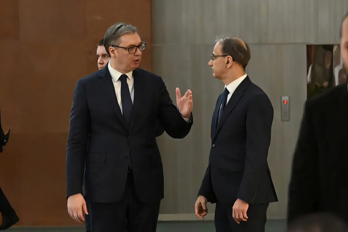 DUPLA VAGY SEMMI? A szerb államfő elmagyarázza a "bábok bábjának" számító Đuro Macut miniszterelnöknek, hogy hogyan kell kormányozni