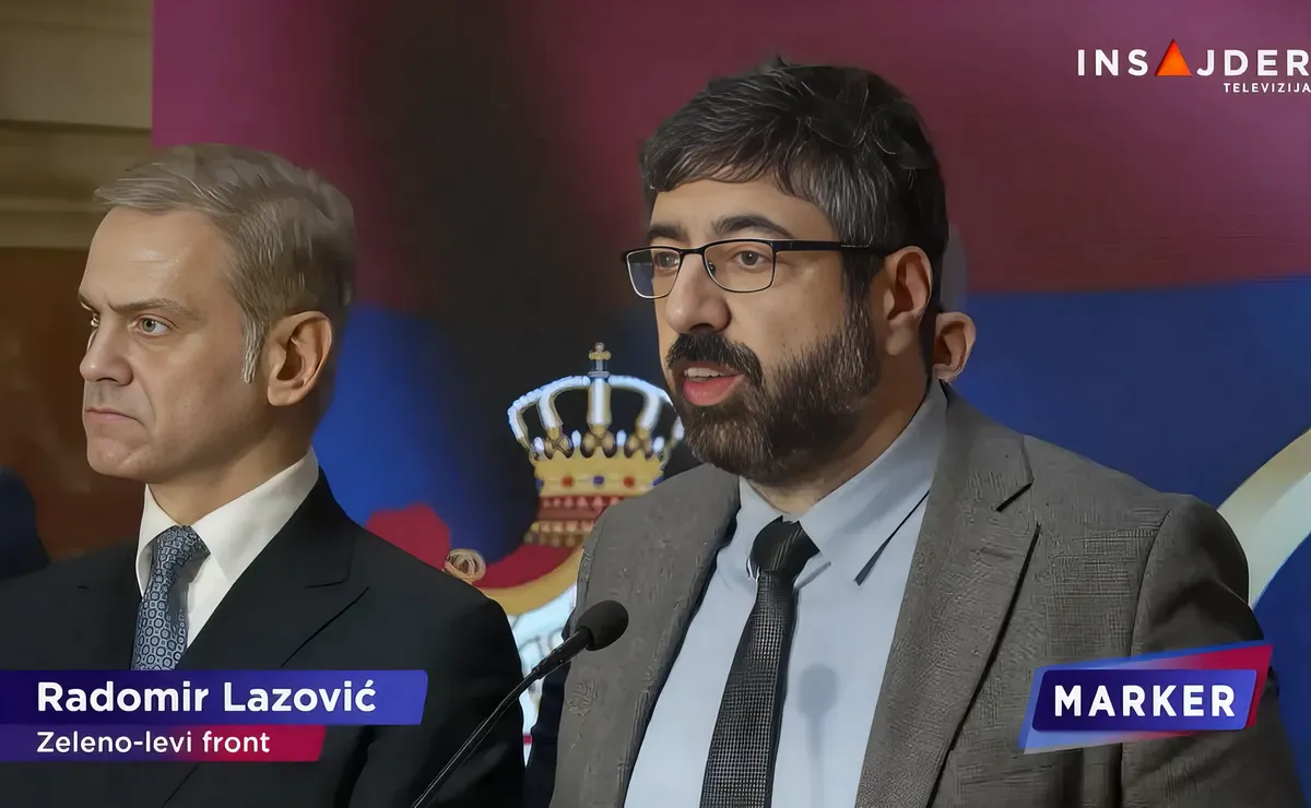 Jobbról Radomir Lazović, balról Miroslav Aleksić, a Népi Mozgalom Szerbiáért (Narodni pokret Srbije - NPS) nevű párt vezetője