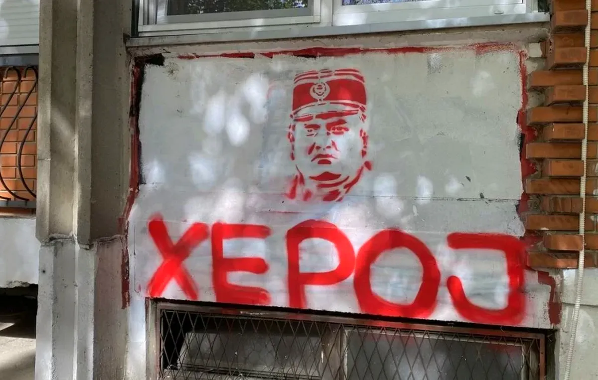 Kit zavarnak (és kit nem) egy háborús bűnöst éltető graffitik Szabadkán? 2 Egy másik felirat, amely arról győzködi a járókelőket, hogy a szerb tábornok "hős".