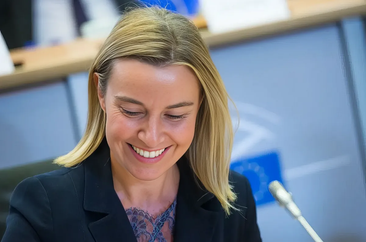 A korrupciót Nyugat-Európán kívül gyakran problémaként érzékelik, a törékeny demokráciákban vagy az előszobázó országokban. Ennek ellentmondanak a nyugat-európai példák, a közelmúltban letartóztatták Federica Mogherinit, az EU korábbi külügyi és külpolitikai főképviselőjét, míg Marine Le Pent Franciaországban elítélték az Európai Parlament pénzeszközeinek elsikkasztása miatt, ami a csalás magasiskolája. Ezek azonban csak kiemelt példák, a többezer ügy közül