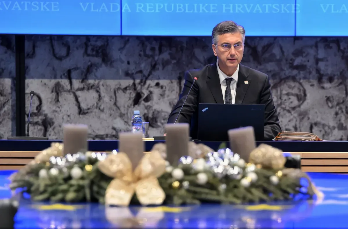Esik a hó, hózik, Milanović fázik-zik-zik 3 A horvát miniszterelnök ádventi gyertyákkal