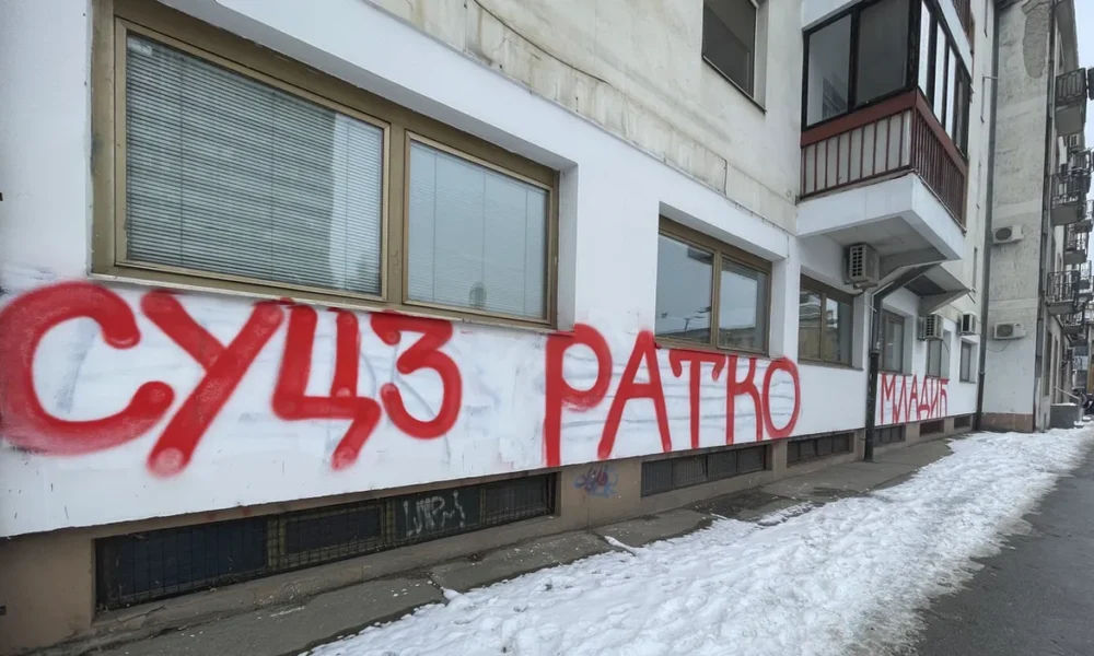 A háborús bűnös Mladićot dicsőítő graffiti néhány méterre található az új Városházától és a bíróságtól, nap mint nap elmennek mellette a bírák, az ügyészek és a rendőrök, valamint a Szerb Haladó Párt, a Szerbiai Szocialista Párt és a Vajdasági Magyar Szövetség vezető tisztségviselői. Közülük a felirat senki sem zavar