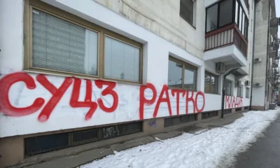 A háborús bűnös Mladićot dicsőítő graffiti néhány méterre található az új Városházától és a bíróságtól, nap mint nap elmennek mellette a bírák, az ügyészek és a rendőrök, valamint a Szerb Haladó Párt, a Szerbiai Szocialista Párt és a Vajdasági Magyar Szövetség vezető tisztségviselői. Közülük a felirat senki sem zavar