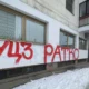 A háborús bűnös Mladićot dicsőítő graffiti néhány méterre található az új Városházától és a bíróságtól, nap mint nap elmennek mellette a bírák, az ügyészek és a rendőrök, valamint a Szerb Haladó Párt, a Szerbiai Szocialista Párt és a Vajdasági Magyar Szövetség vezető tisztségviselői. Közülük a felirat senki sem zavar