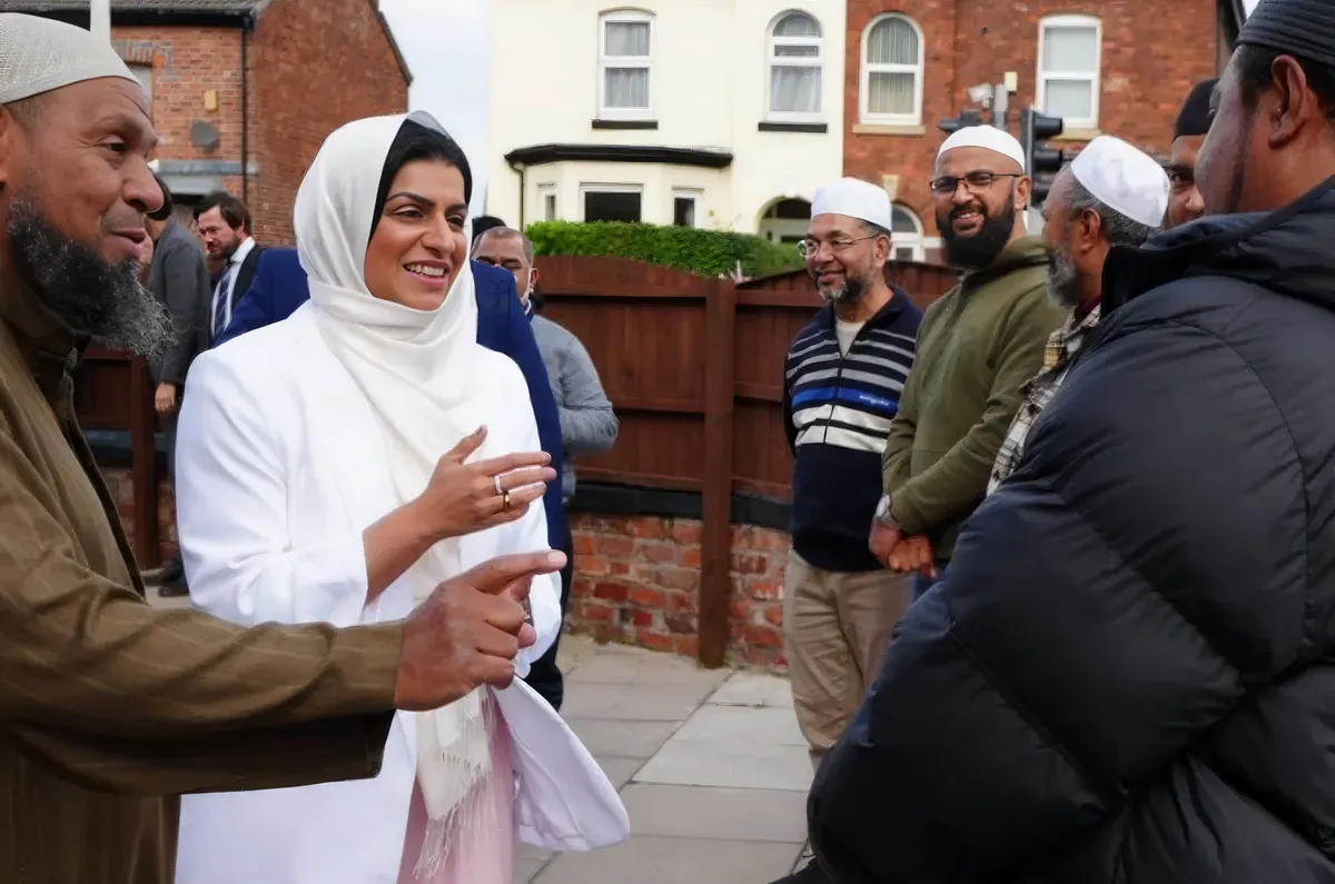 Shabana Mahmood brit belügyminiszter személye különös politikai paradoxont testesít meg: pakisztáni bevándorlók gyermeke, muszlimként határozza meg magát, és időnként fejkendőt is visel miközben a migráció ellen érvel