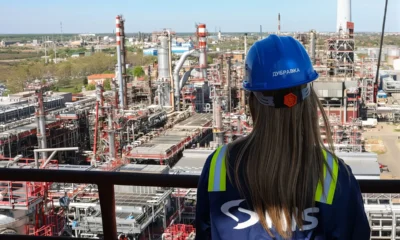 A miniszterasszonynak névre szóló sisakja van