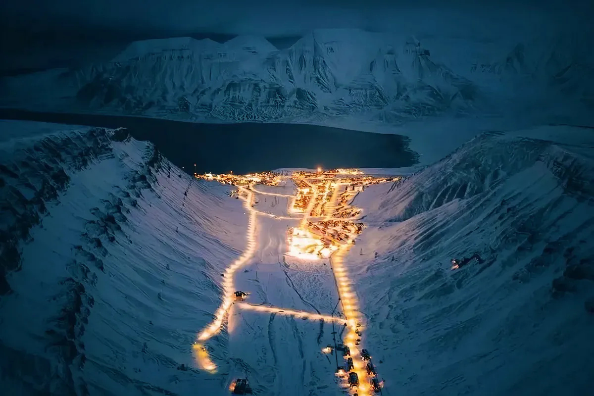 Svalbard a hosszúra nyúlt sarki éjszaka idején, Grönland után ez a sarkköri sziget következik