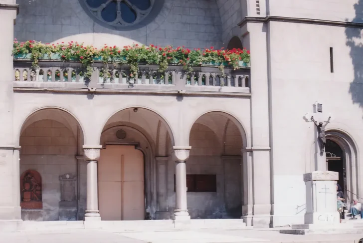 Most Újvidéken, 1994-ben Szabadkán érte támadás a katolikus templomot 4