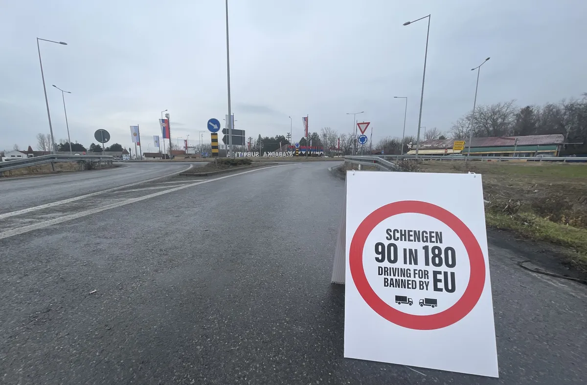 Kamionstop a schengeni határokon, például a kelebiaji átkelőnél Tompával szemben