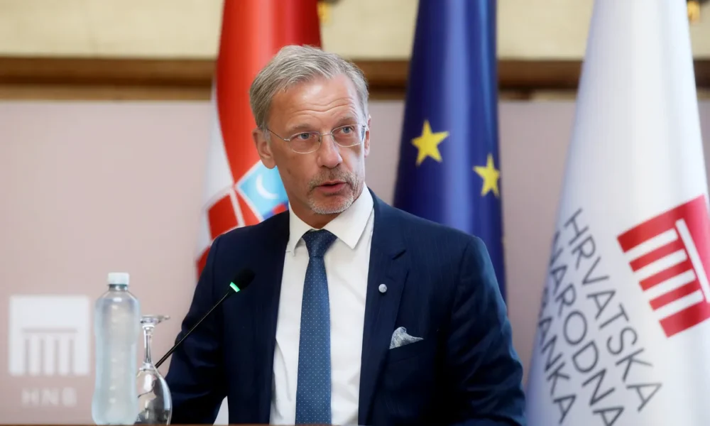 Adrej Plenković angolul gratulált az X-en a Horvát Nemzeti Bank elnökének. A horvát miniszterelnök megjegyezte, hogy Boris Vujčićot az eurócsoport hat jelölt közül választotta az Európai Központi Bank új alelnökének. Ez jelentős nemzetközi siker Horvátország számára, és erős megerősítése a kormányzó elmúlt években végzett munkájának szakértelmének és hitelességének (Forrás: X platform)