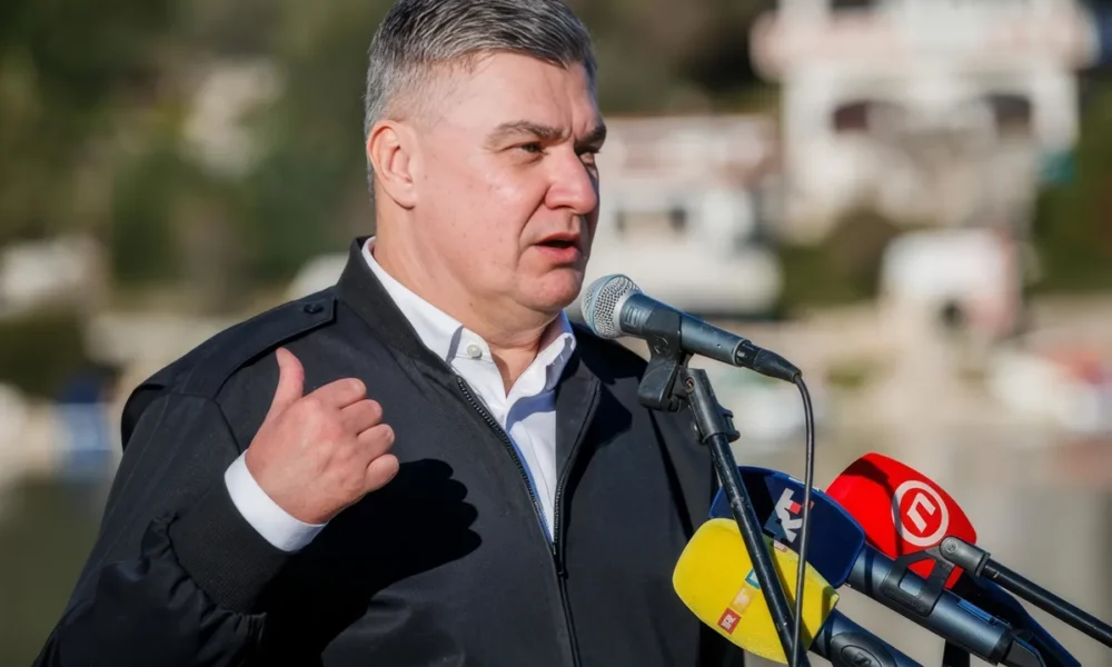 Az első tasli a védelmi minisztériumból érkezett, a másodikat a miniszterelnök adta Zoki Bondnak