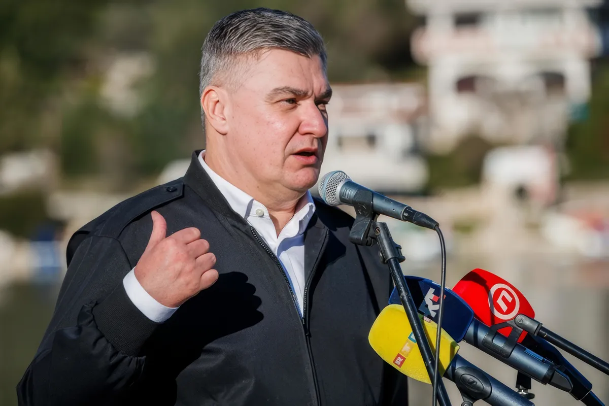 Az első tasli a védelmi minisztériumból érkezett, a másodikat a miniszterelnök adta Zoki Bondnak