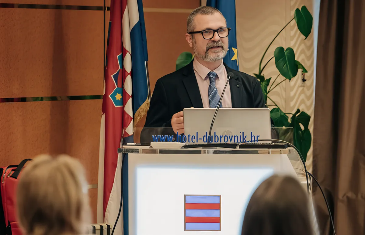 Araszolgat a hidrogén is – brit-horvát konferencia a lehetséges együttműködésről 2 Vjekoslav Jukić, a horvát Gazdasági Minisztérium Energiapolitikai és Tervezési Osztályának vezetője, mint illetékes elvtárs, a hidrogén horvátországi felhasználásának kilátásairól beszélt, ennek során megemlítette egy hidrogénpiac létrehozását, amire talán érdemes lesz odafigyelni (Forrás: zágrábi brit nagykövetség)