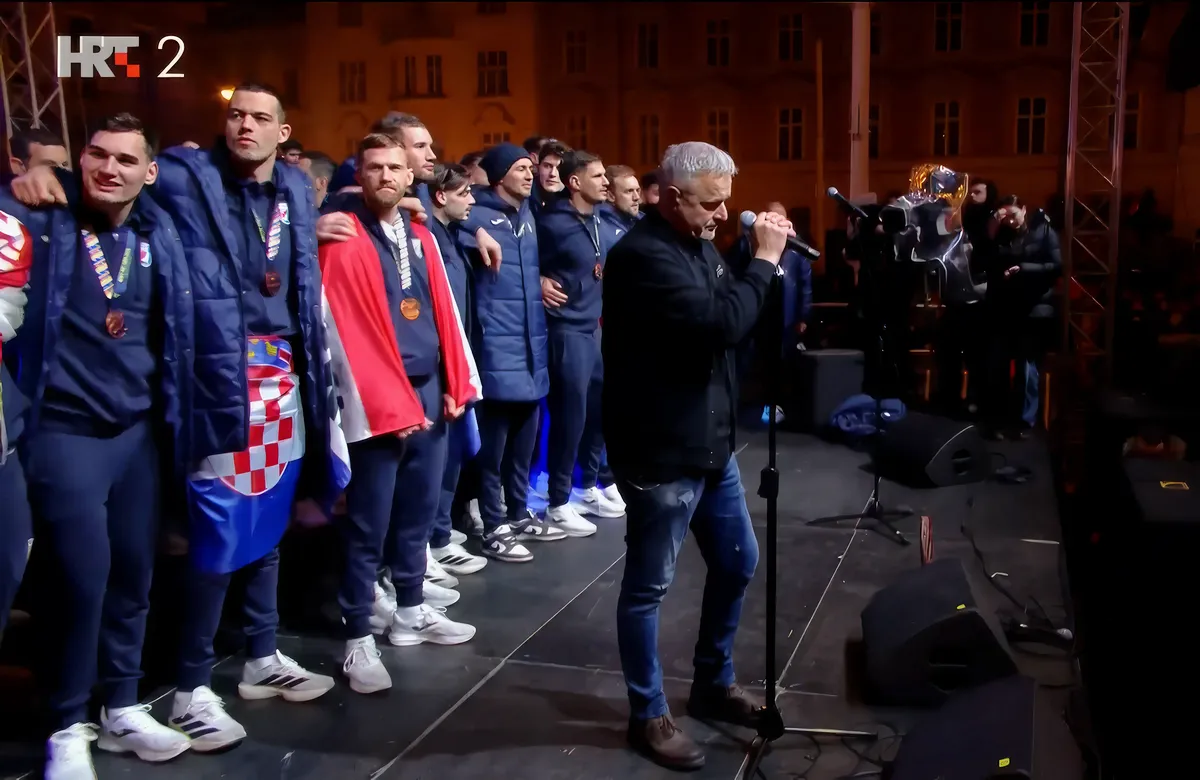 Kis ország, nagy cirkusz: a horvát kézilabdázók ünneplése 2.0 4 A kézilabdázók köszöntése a Barátaim című szerzeménnyel zárult, amelynek a refrénje az, hogy "barátaim, mindig gondolok rátok". Az üzenet pedig úgy szólt, hogy egy következő nemzetközi verseny után megint ugyanitt (Forrás: HRT2)
