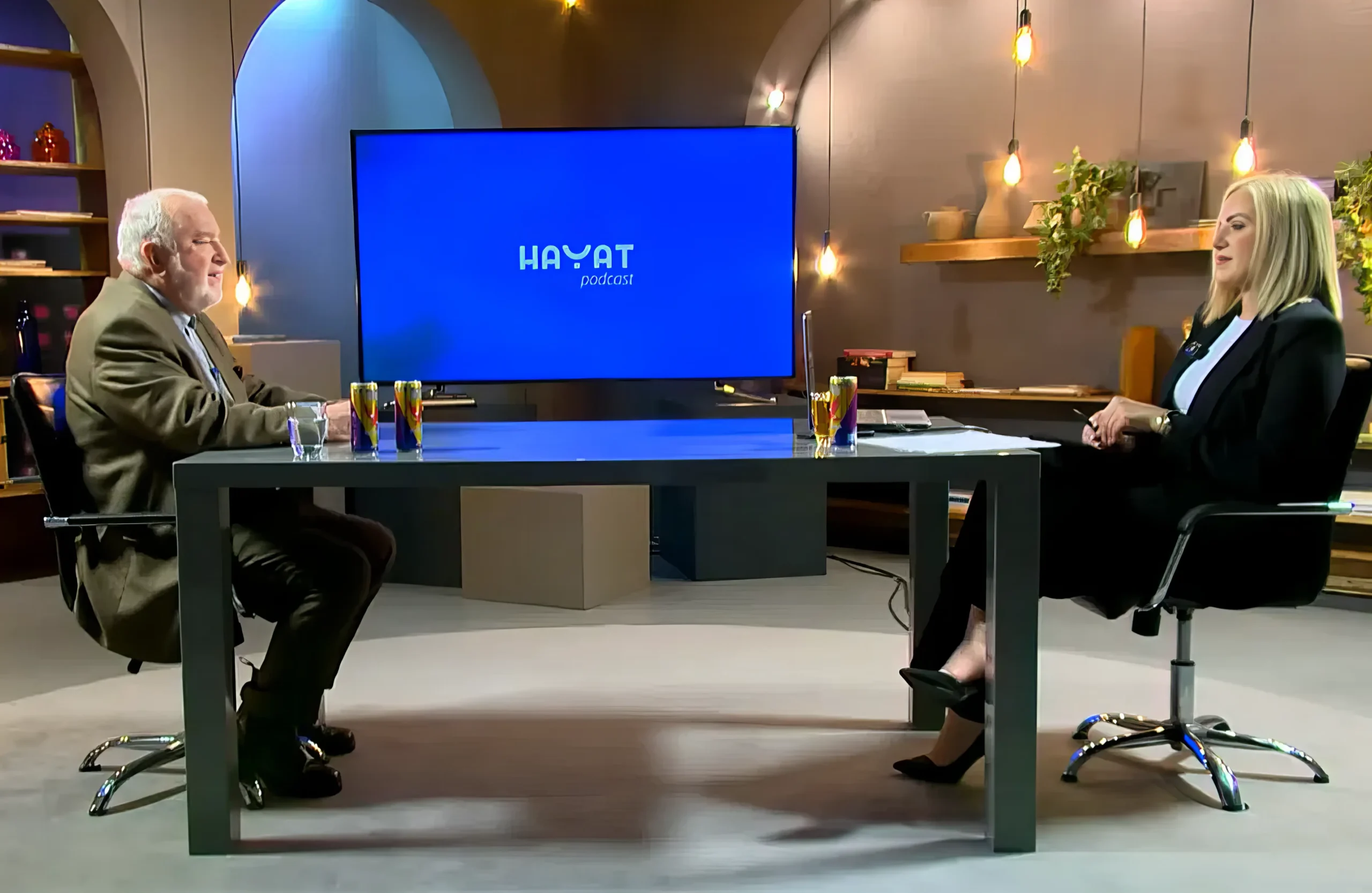 A 71 éves Dr. Mustafa Cerić effendi, volt bosznia-hercegovinai főmufti azonnal letegezte a  Hayat TV podcastjének egyébként tényleg szimpatikus műsorvezetőnőjét