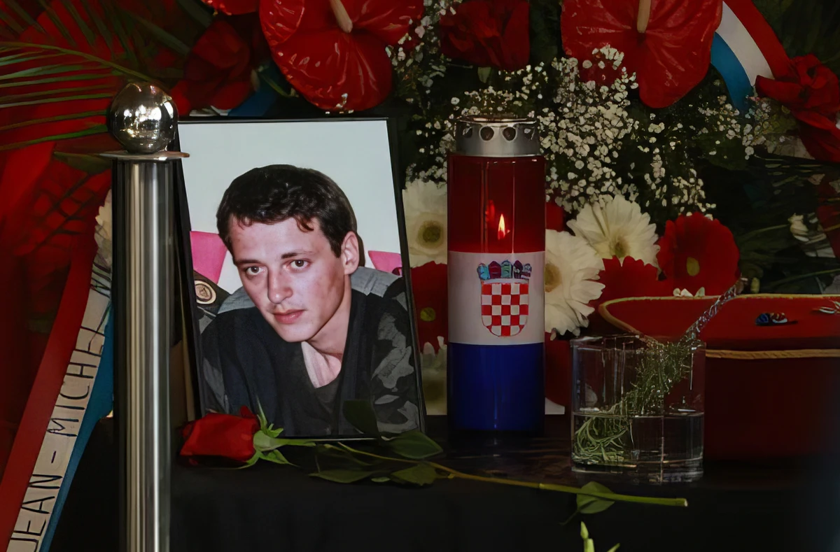 Jean-Michel Nicolier családja 200 000 eurós kártérítést követel 3 Jean-Michel Nicolier francia önkéntest 1991-ben a Vukovar melletti mezőgazdasági birtokon gyilkolták meg a szerbek. Nicolier földi maradványait egy tömegsírban találták meg, száz méterre attól a hangártól, ahol 1991-ben a vukovári kórházból elhurcolt emberekkel együtt fogva tartották