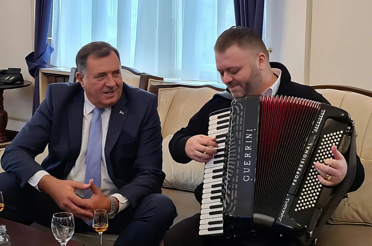 Előfordult, hogy Dodik nótázgatással kezdte a hetet, amikor még a bosznia-hercegovinai államelnökség tagja volt