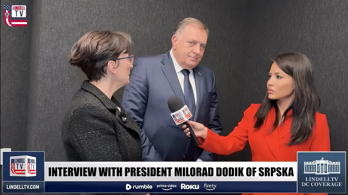 Az én népem tiszteli az Egyesült Államokat, és isteníti Trump elnököt. Nagyon örül annak, hogy most itt vagyok – mondta a boszniai szerbek vezetője a Lindell TV-nek. Az interjúban arról is beszélt, miként rekvirálta a MAGA-sapkát