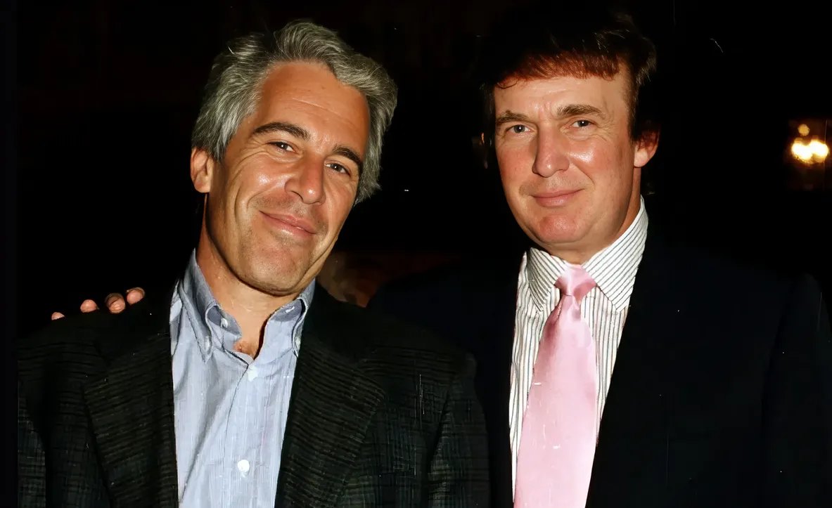 Epstein nem tartotta nagyra Trumpot. Néhány nappal Trump első beiktatása után, 2017. február 8-án Epstein Larry Summersszel, Bill Clinton elnök pénzügyminiszterével és a Harvard Egyetem volt rektorával folytatott beszélgetésében így fogalmazott: „Emlékszel, mondtam neked, hogy találkoztam néhány nagyon rossz emberrel, de egyikük sem volt olyan rossz, mint Trump. Nincs egyetlen jó sejt a testében... szóval igen, veszélyes.” 