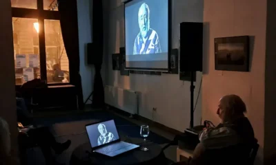 Január 16-án vetítették az S4 Közösségi és Kulturális Központban a Fénykép: Dormán László című dokumentumfilmet, amelyet Herczeg Zsolt rendezett. A képen Dormán Laci a róla készült filmet nézi