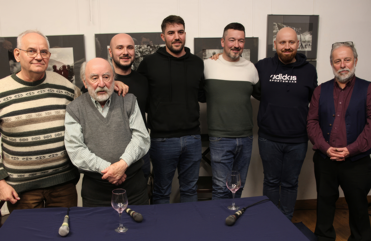 Filmvetés után, jobbról balra Schön György és a stáb tagjai, valamint mi ketten Lacival